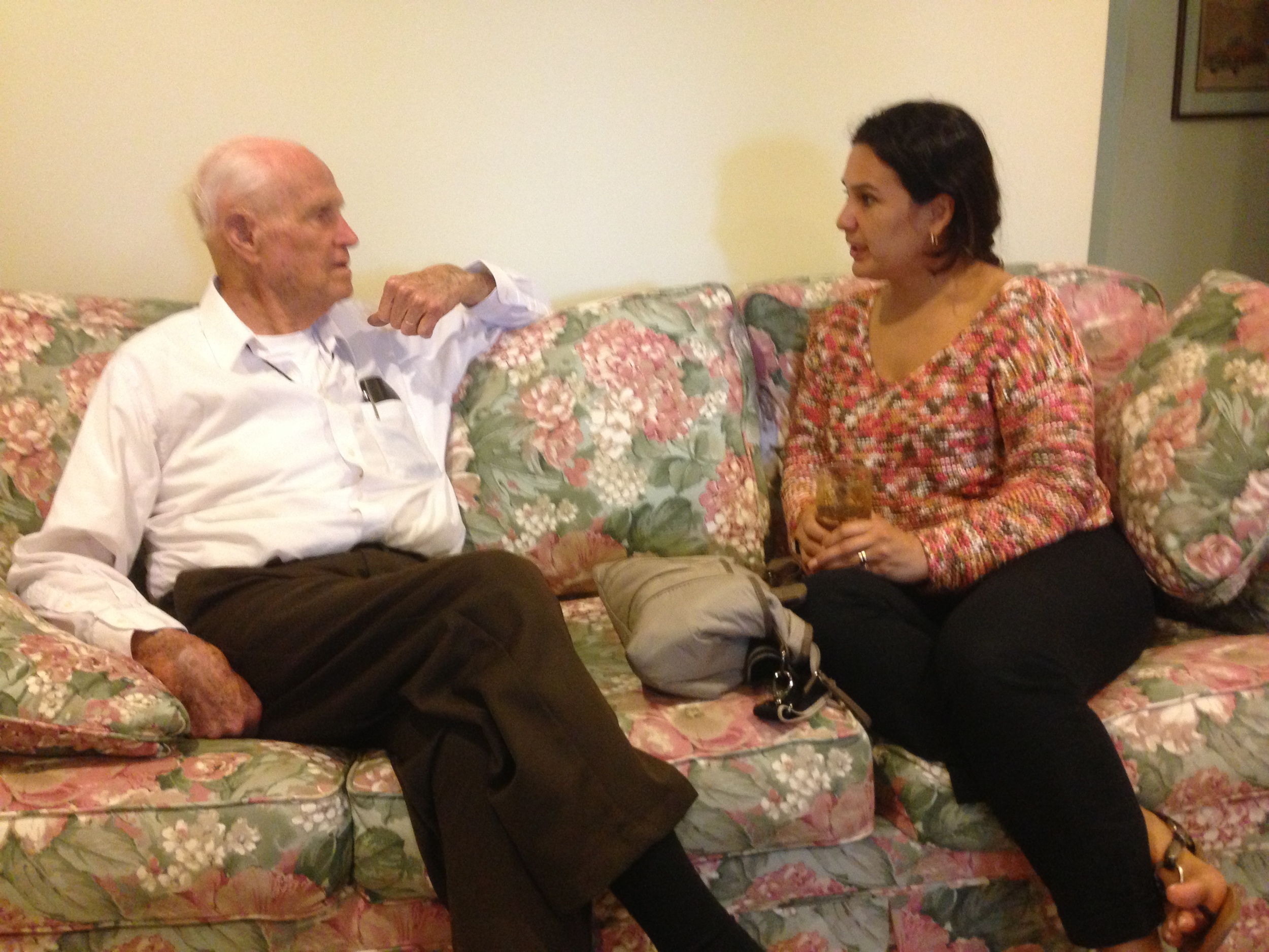 John Shackelford conversa con Nereyda Estrada, quien fue una muchacha, guia y lider nacional de Icthus en Honduras.