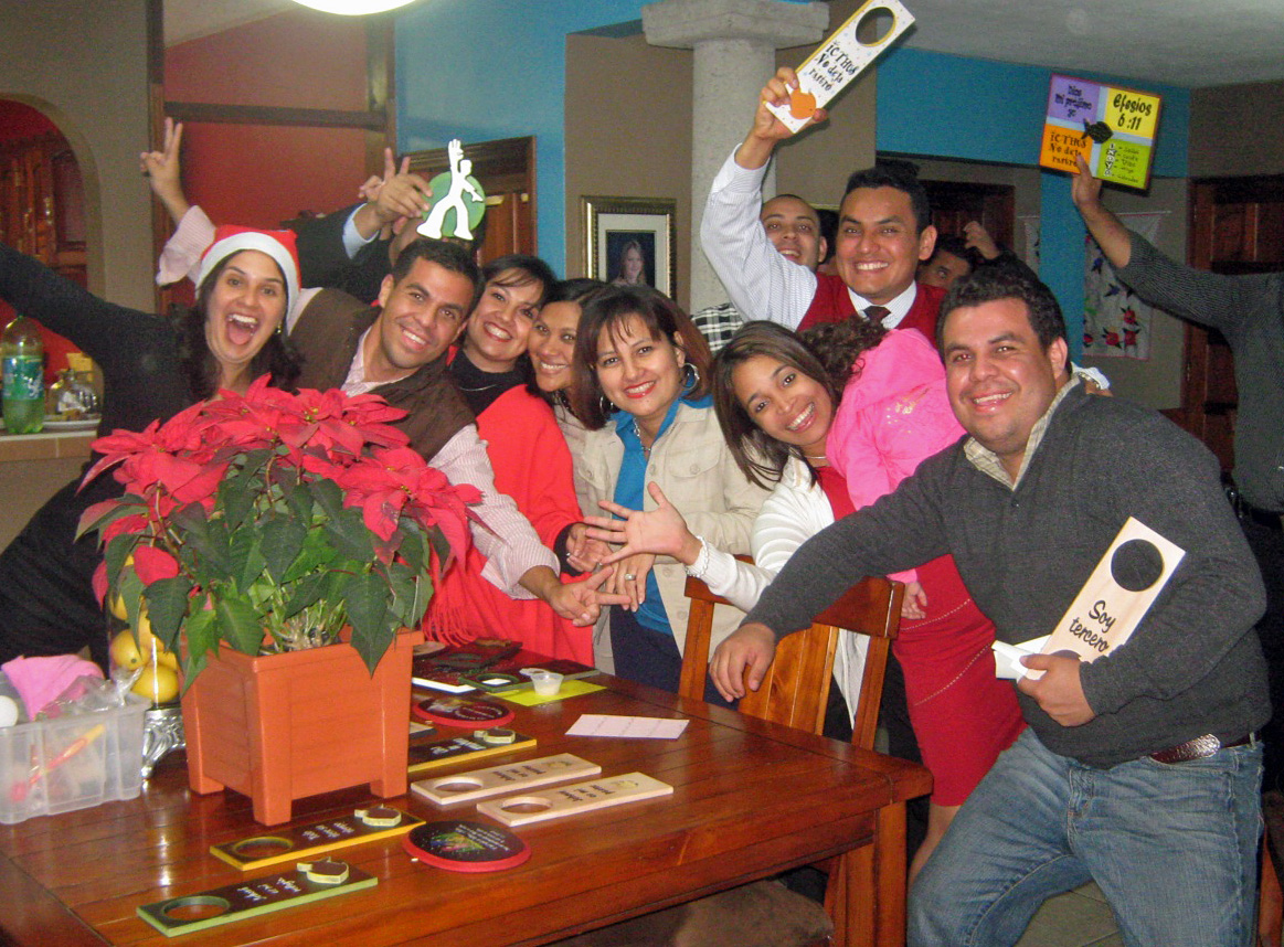 Una cena para ex-guías de Icthus en Honduras. Nunca somos demasiado grandes para divertirnos!