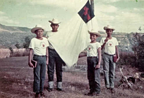  1965 - Muchachos mostrando el primer distintivo Icthus Aprender sobre la Chispa que dió Inicio a Icthus