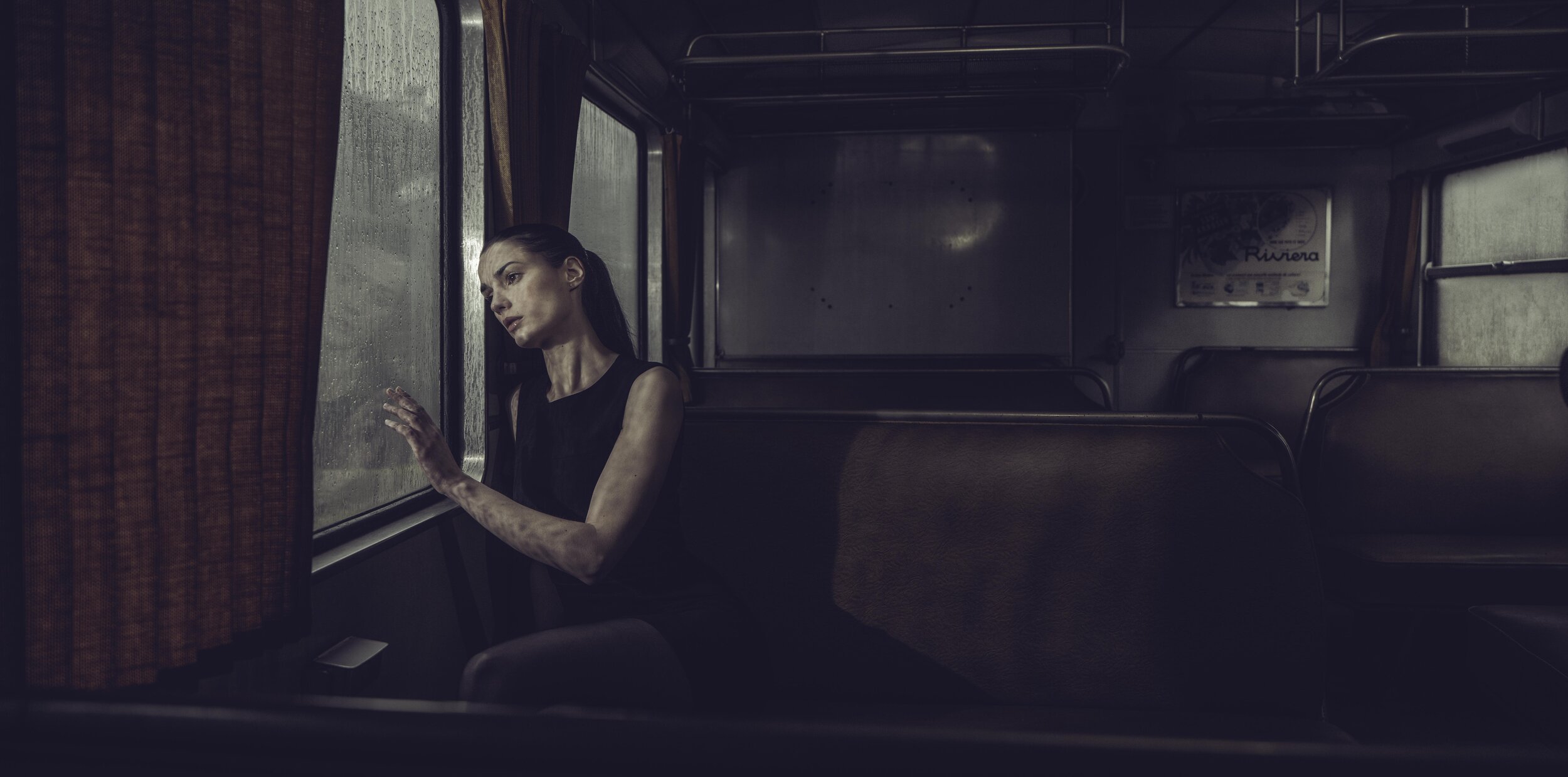 Aline in the train-3.jpg