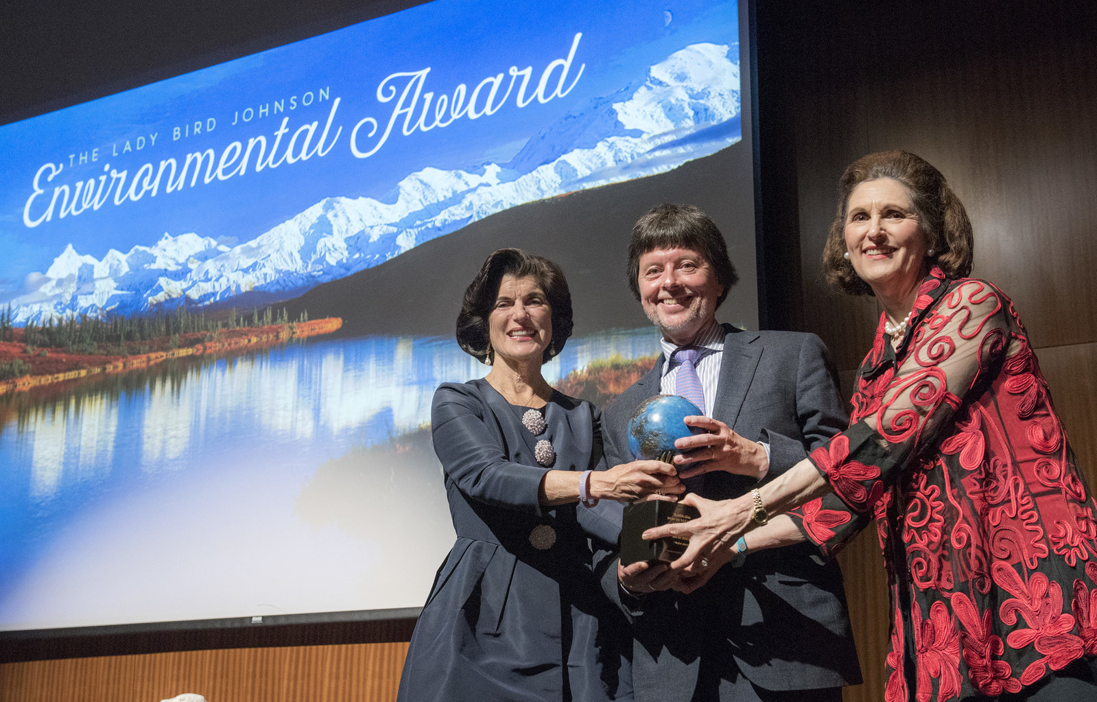 Emmy Award-winning documentary filmmaker Ken Burns receives the 2017 Lady Bird Johnson Environmental Award from President and Lady Bird Johnson’s daughters, Luci Baines Johnson, left, and Lynda Johnson Robb, right.