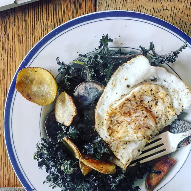 #lunchtime Ya, that’s right. #kale #potatoes #friedeggs #wrigleysapples #explorehumboldt #eatlocal #eatwell but don’t eat all my kale.