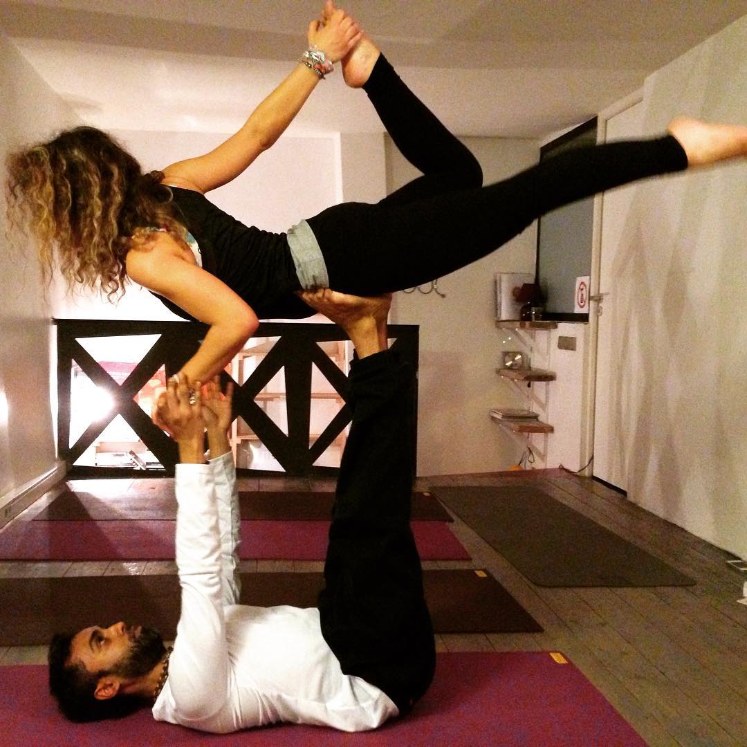 ATELIER "YOGA PARTNER" special ST VALENTIN - SAMEDI 20 FEVRIER 2016, 10H00 - 12H00 Que vous soyez pour ou contre la Saint Valentin, venez pratiquer du yoga en couple pour une expérience sortant des sentiers battus. Corina et Neo vous accueillent pour un atelier construit autour d’un travail postural réalisé en binôme : lâcher prise et bonne humeur au rendez-vous ! Passez la St Valentin autrement (d'ailleurs c'est aussi pour cela que nous avons organisé l'atelier le 20/02/2016 ;)), avec 2 heures de yoga pratiquées en douceur à 2, en toute en simplicité et complicité permettant d’approfondir la connexion du couple. Votre partenaire n’a jamais fait du yoga? Aucun problème! Faites-lui découvrir... Ensemble nous sommes plus forts! Si vous n’êtes pas en couple, il est temps de tomber amoureux de vous-même ! Stage accessible à tous – Vous pouvez venir seul(e) ou accompagné(es) pour cette approche ludique du Yoga ! Au programme: exercices de pranayama, petite séance de vinyasa yoga axée sur l'ouverture du cœur, postures à 2, initiation aux postures de base d'acroyoga, relaxation et méditation sur l'amour. Le partner Yoga (Yoga avec partenaire) est une forme spécifique de Yoga pratiquée en duo ou en groupe. C'est un yoga de la compassion, de l'écoute et du partage. Cette pratique permet de composer à plusieurs, des géométries de poses et de contacter de nouveaux espaces de créativité. L’AcroYoga est une déclinaison aérienne du Partner Yoga avec partenaire. Il est souvent nommé "Yoga de la Confiance." Quelques techniques simples d'AcroYoga, accessibles à tous seront partagées au cours de cet atelier. Une partie des enchaînements seront pratiqués en duo, d'autres en trio et d'autres encore en cercle avec l’ensembledes participants. Venez partager des instants de découverte, de sourires et de bien-être.
