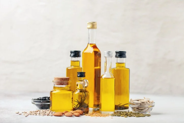 Various-vegetable-and-nut-oil-in-bottles-on-a-bright-background.-1317729366_727x484.jpeg