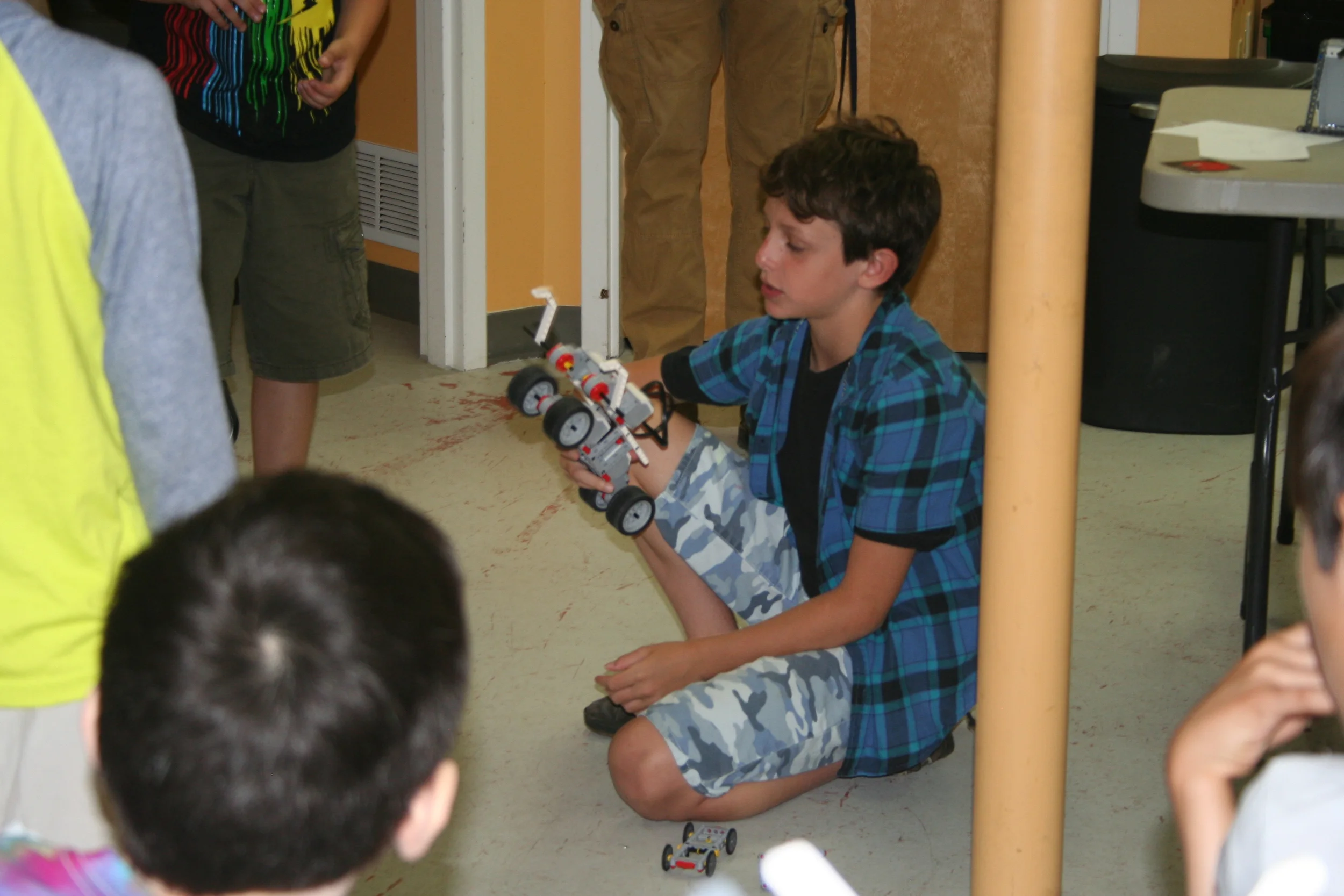  With turbine power for the big one and elastic potential energy for the small car, this camper had many renewable energy ideas; as a matter of fact he had to make two vehicles to cover it. 