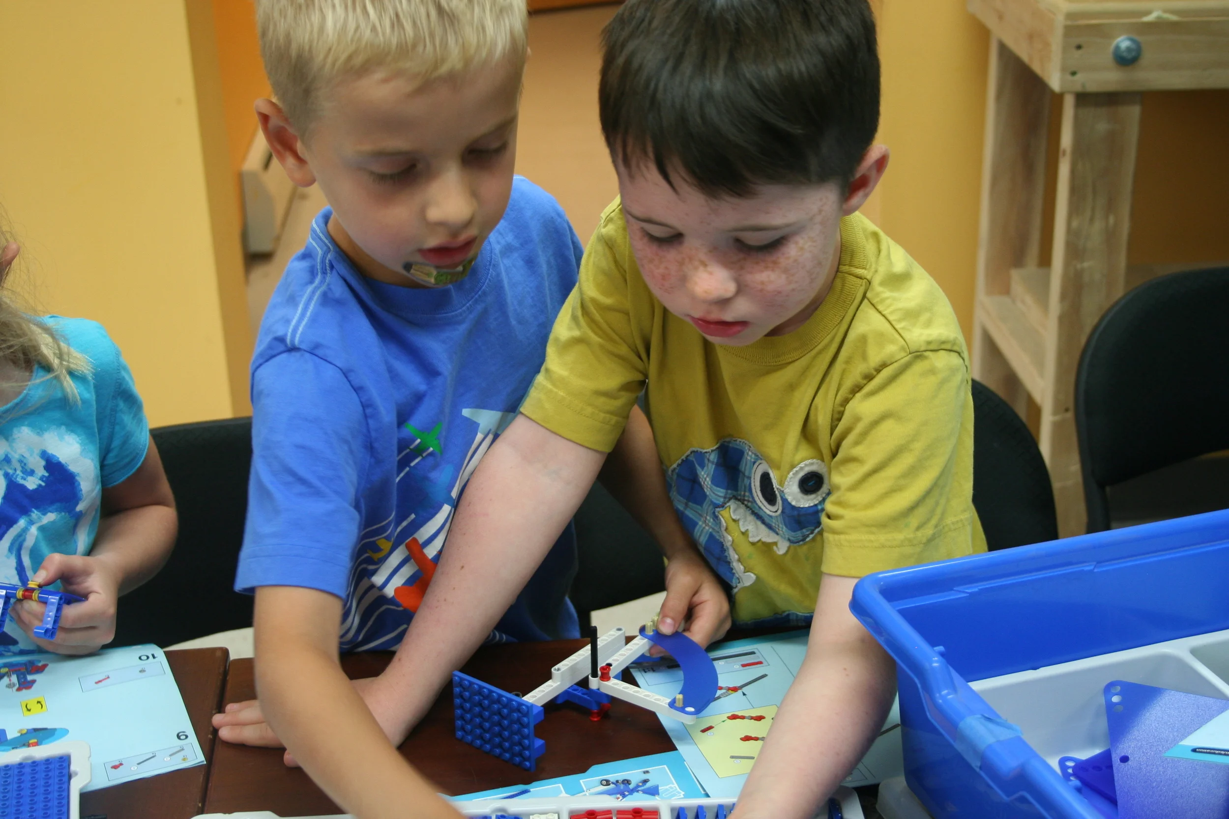  Whether it is with a old friend or a new friend, community construction brings our Makers together! 