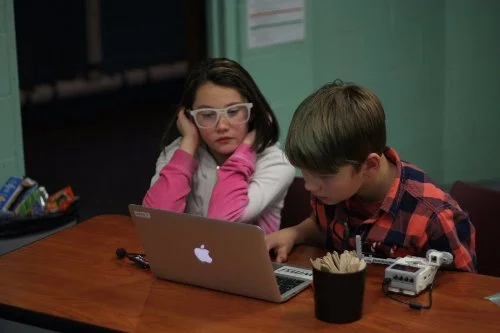  Berlin STEM Explorers discussing where their switch function should go. 