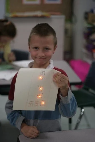  One STEM Explorer quickly discovering the secrets of the parallel circuit! 