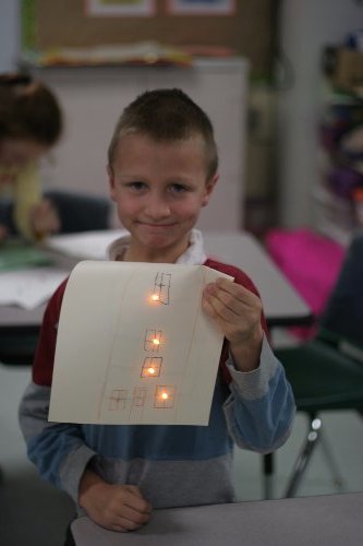 One STEM Explorer quickly discovering the secrets of the parallel circuit!