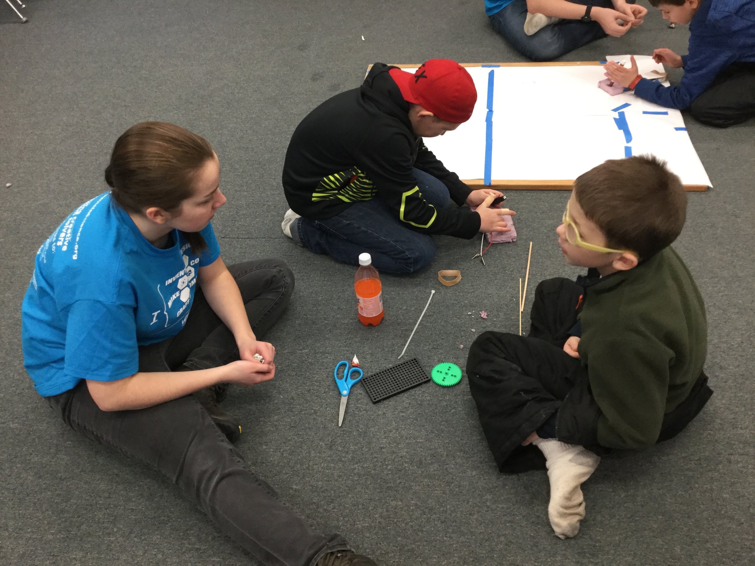  hmm.. scissors, peg base, gear, soda. What are they building?? 