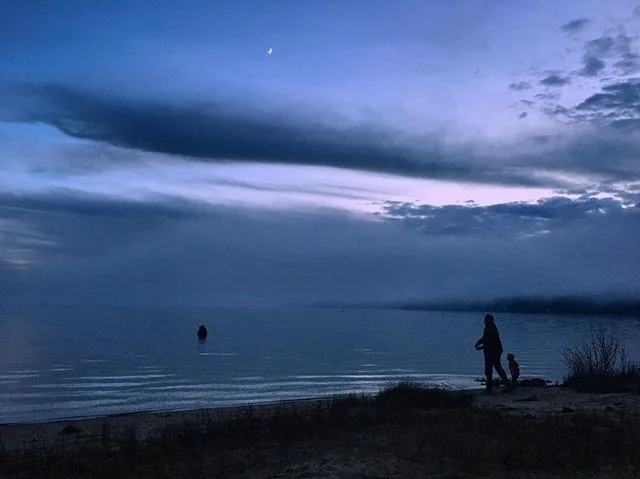 Caught this sweet moment tonight between father and son ✨🌙✨
.
.
.
.
.
#tahoe #tahome #humans #humansbeinghuman #love #wonder #laluna #moon #magic