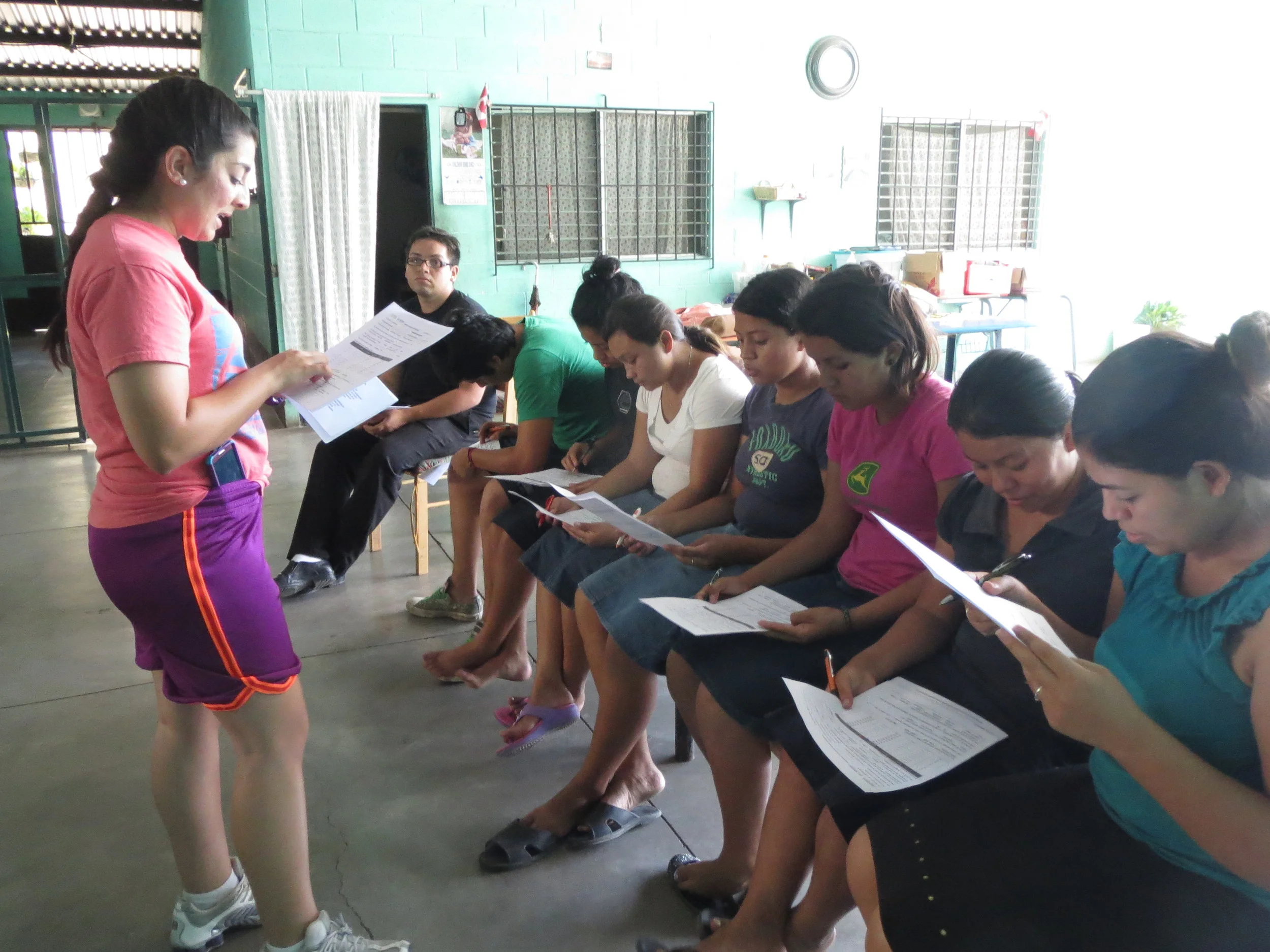Salvadoran women are completing surveys on drivers of conflict for CDF/ConDev's research program. 