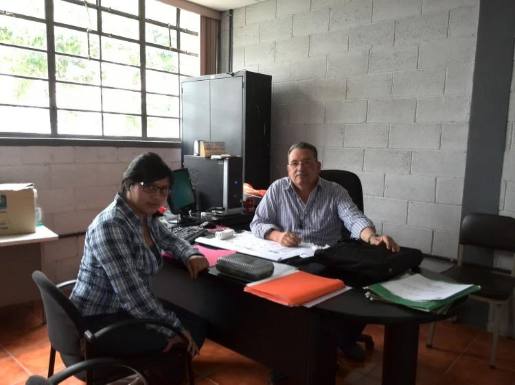 Floridalma y el supervisor de su Ejercicio Profesional Supervisado (EPS), el Ing. Silvio Rodriguez. 