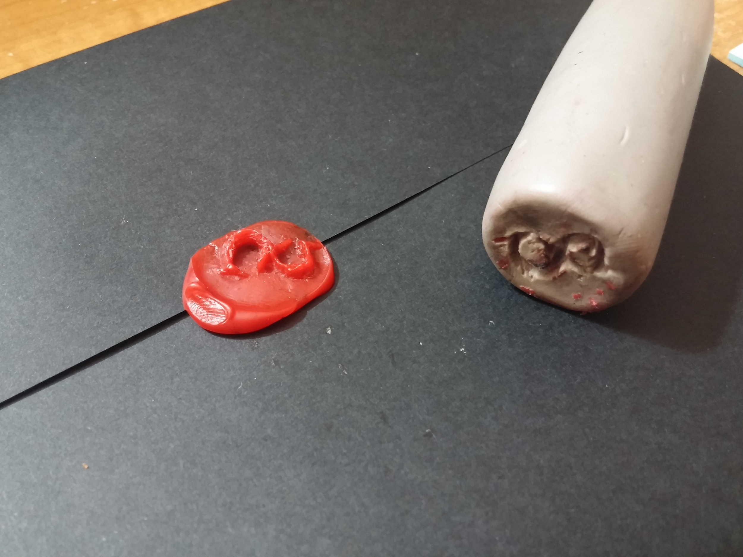 Syndicate Wax Seal Kiss