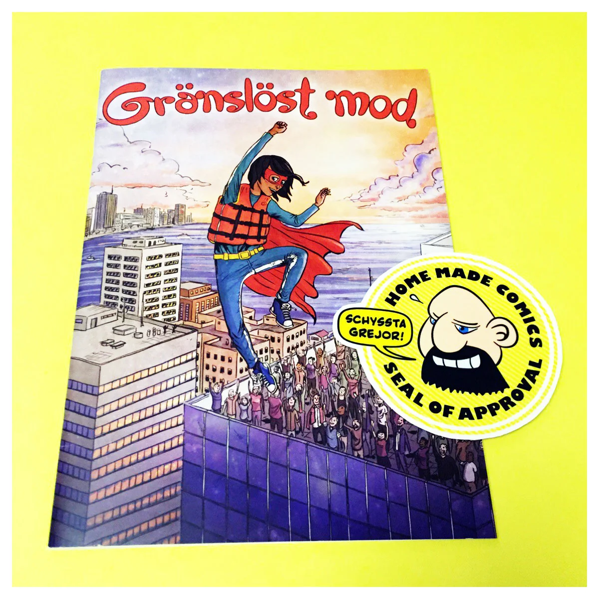 Home Made Comics Seal of Approval #188. Gränslöst mod av Xico Santos, Malin Svedjeholm, Kayo Mpoyi, Henri Gylander, Fabian Göranson, Aida Samani, Adrian Malmgren och Jonna Hallberg utgiven av Cirkus Cirkör och Clowner utan Gränser 2016.