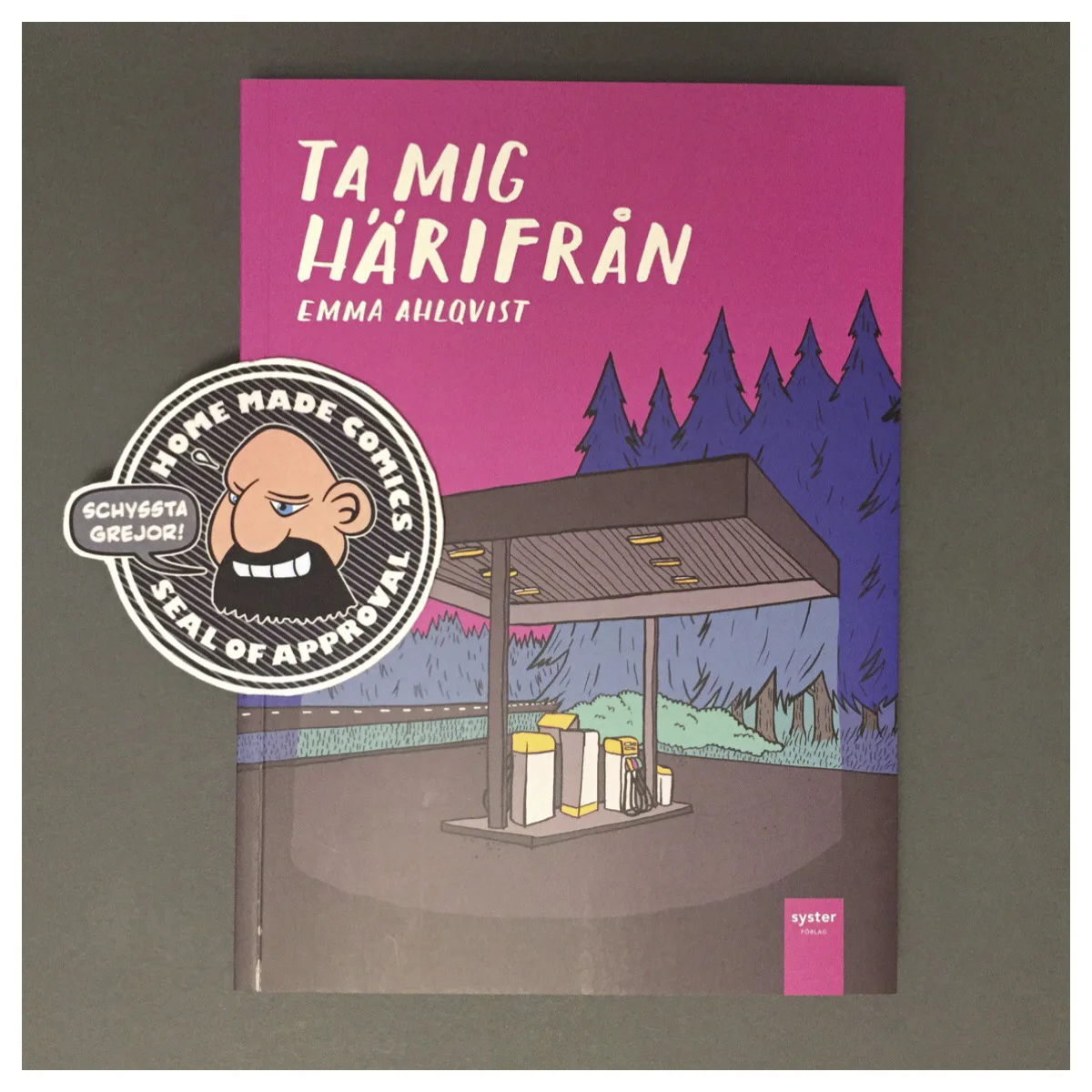 Home Made Comics Seal of Approval #208. Ta mig härifrån av Emma Ahlqvist utgiven av Syster Förlag 2017.