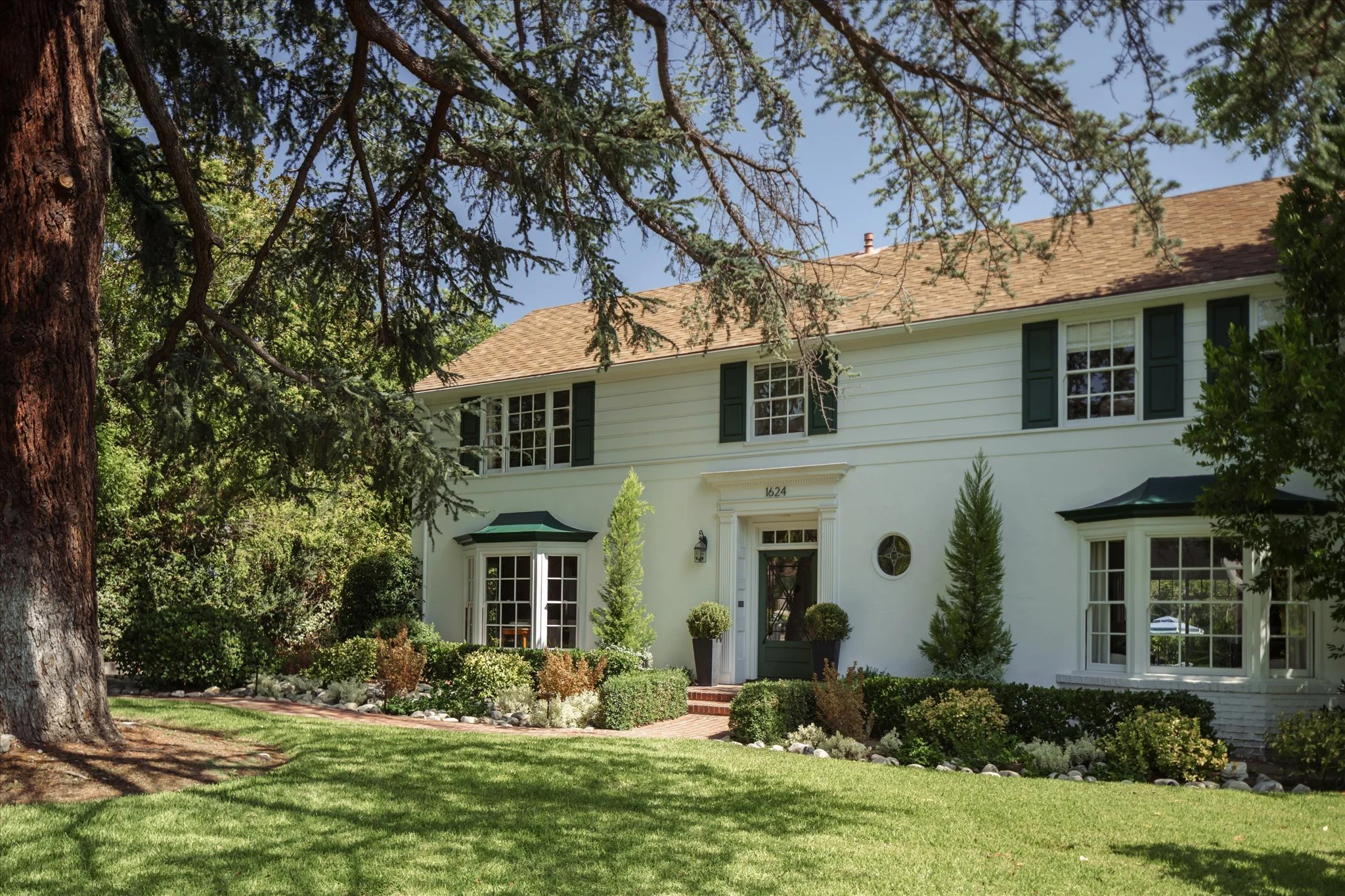 1624 Hillcrest Ave: A 1938 Colonial Revival with Pool in Glendale