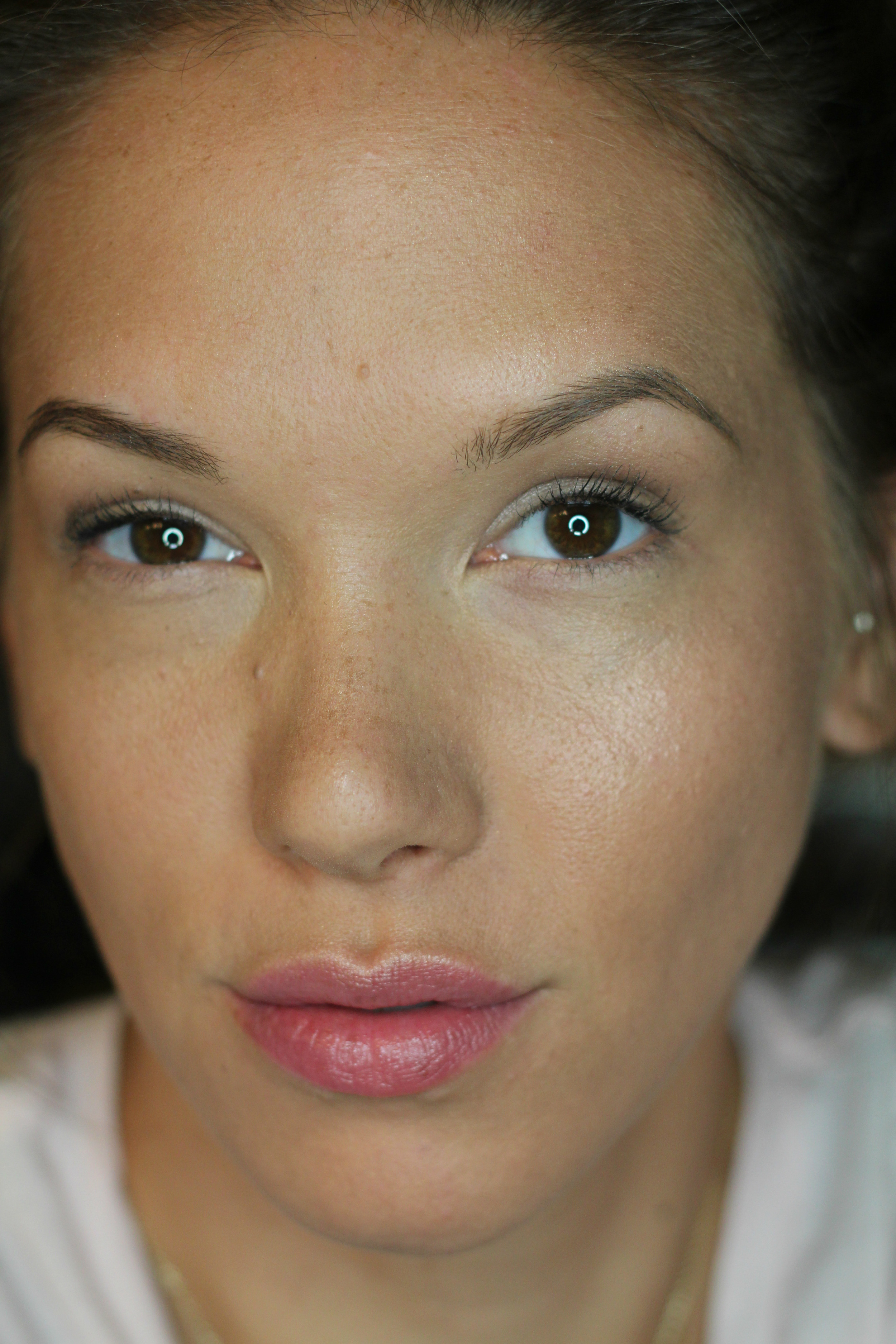 Strobing: Highlight applied to the top of the cheekbone, nose and cupids bow.