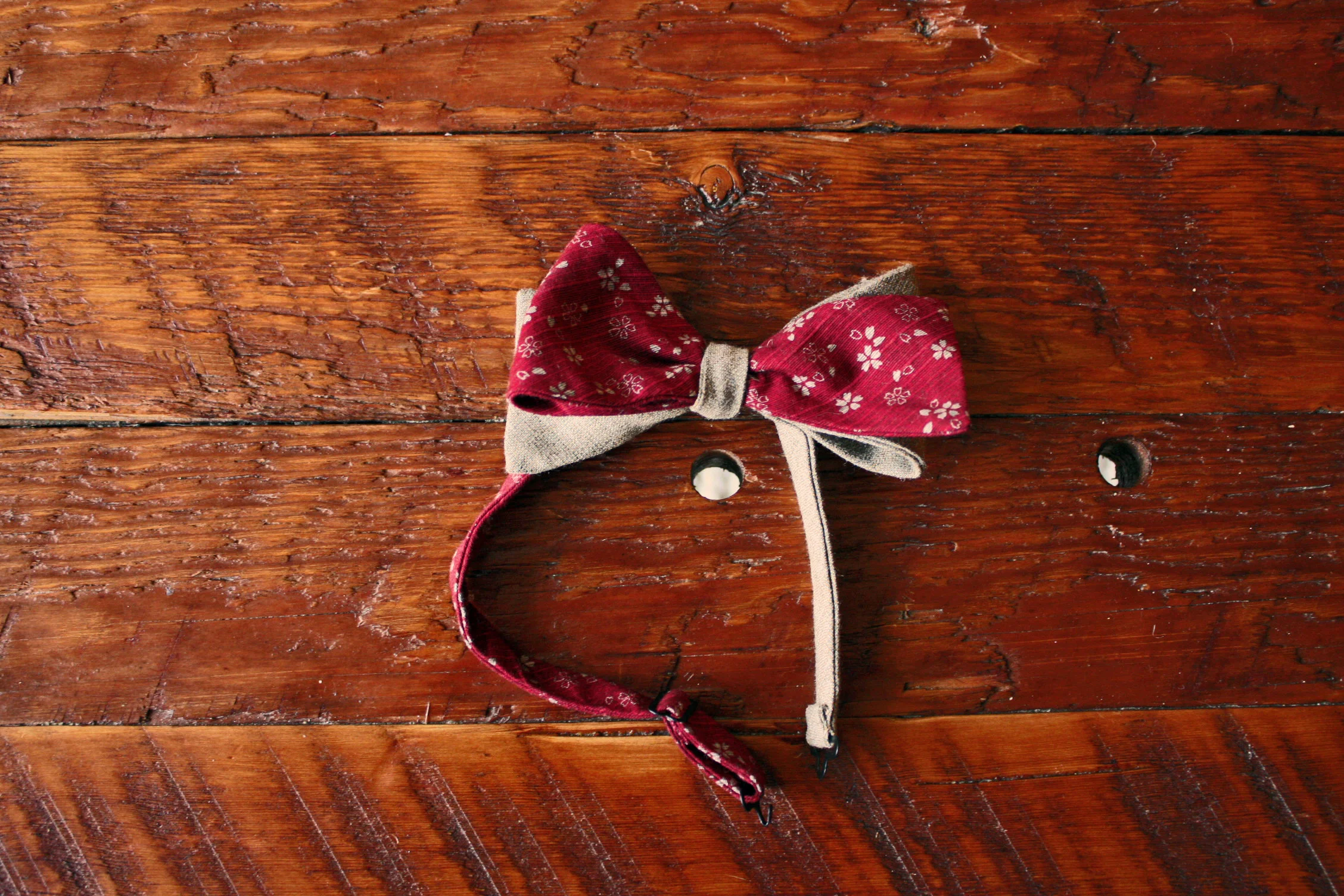 SOLD - reversible red floral and beige linen bow tie