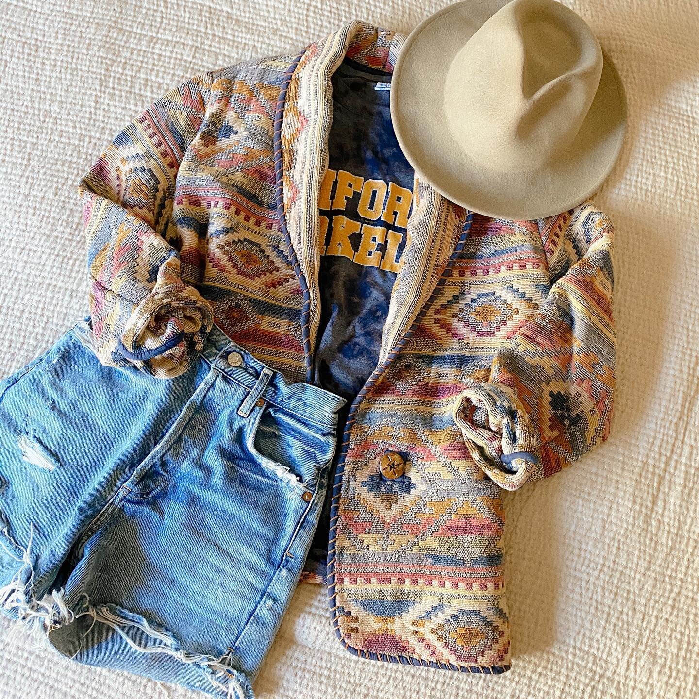 when it feels like summer but you're ready for fall 🍂 #taptoshop this fun 80s tapestry jacket and Berkeley tee 〰️