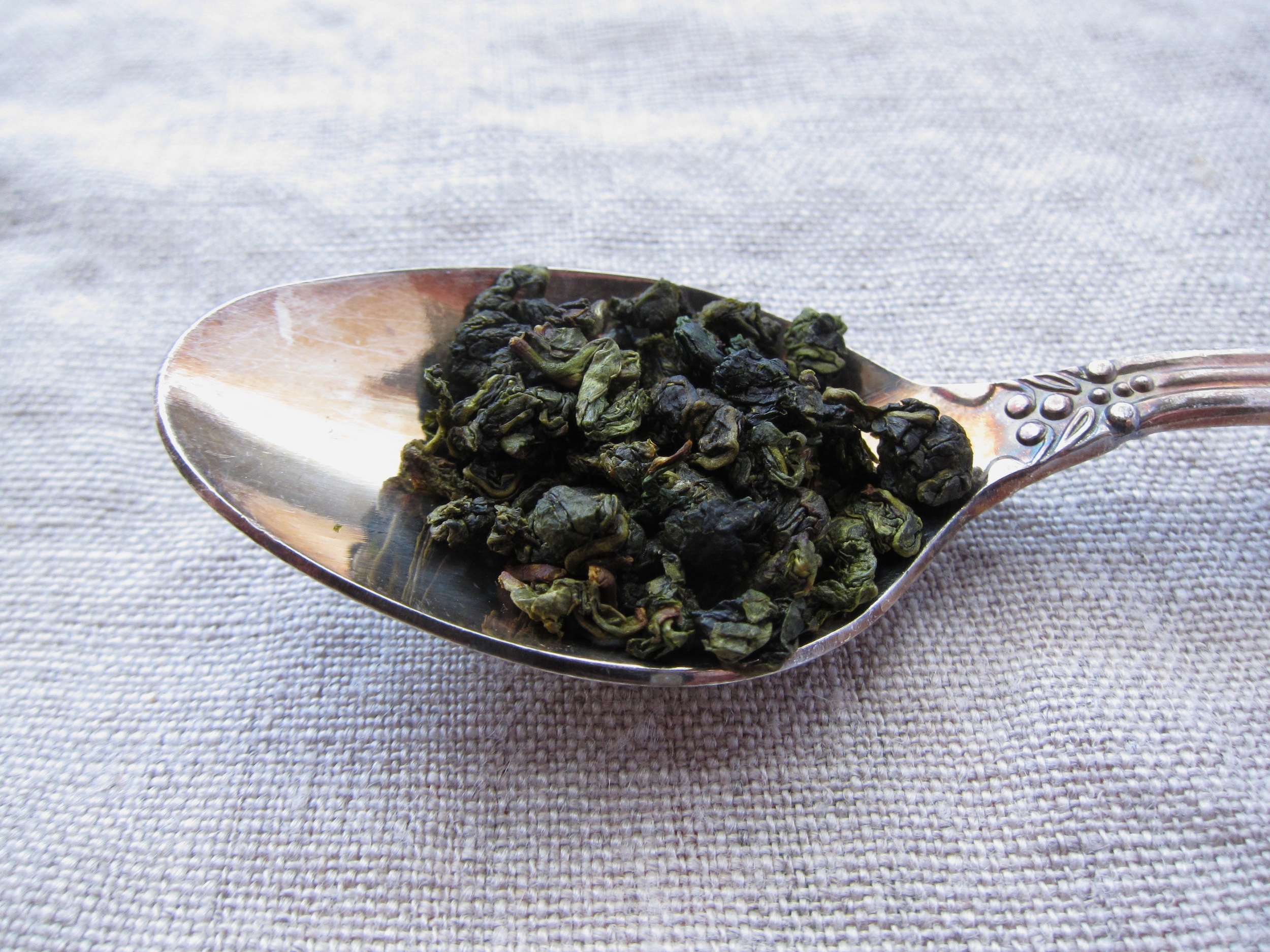 lily oolong in spoon