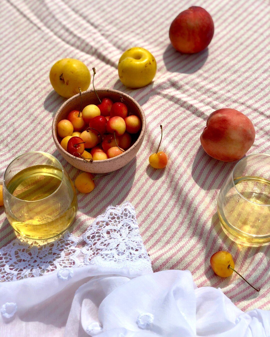 🍓🍉it's farmer's market season where we live, coco lovers and I am in full embrace of our favorite flavors. this photo encapsulates all the vibes I want right now. featuring, of course, our gorgeous lily golden oolong in all her ripe, juicy fruit go