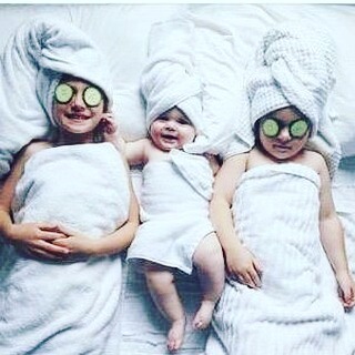 Skincare begins at a young age.  How cute are they? 💙
Regrann from @bumblebrainbox