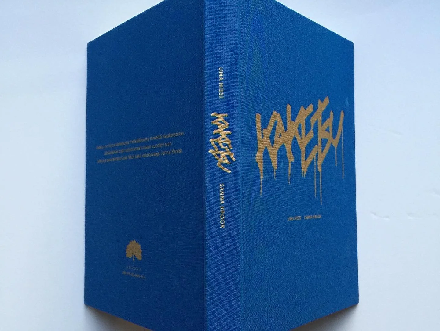 Kaketsu-kirja! T&auml;t&auml; on tehty vuodesta 2016 alkaen @uma.nissi  kanssa ja nyt se on valmis. Julkkarit ensi lauantaina 10.8. kello 17 T&auml;htitornin kahvilassa. Tervetuloa!  Graafinen suunnittelu @hennaraitala, kannen logo @petri_kulju, toim