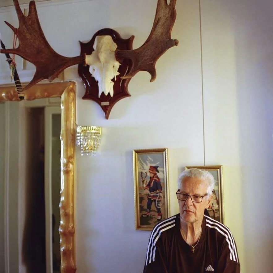 Pentti, Pattijoki 2018. Kuva on osa dokumentaarista valokuvaprojektiani, jossa kuvaan Rautaruukkia (SSAB) ja sen ymp&auml;rille kasvanutta 70-luvun omakotitalotaajamaa. #pattijoki #raahe
#longtermproject #documentaryphotography #filmphotography #film