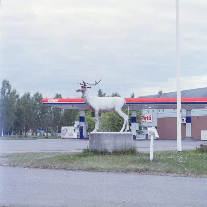 Pattijoki, 2018. Kuva on osa dokumentaarista valokuvaprojektia, jossa kuvaan Rautaruukkia (SSAB) ja sen ymp&auml;rille kasvanutta 70-luvun omakotitalotaajamaa. #pattijoki #raahe
#longtermproject #documentaryphotography #filmphotography #filmisnotdead