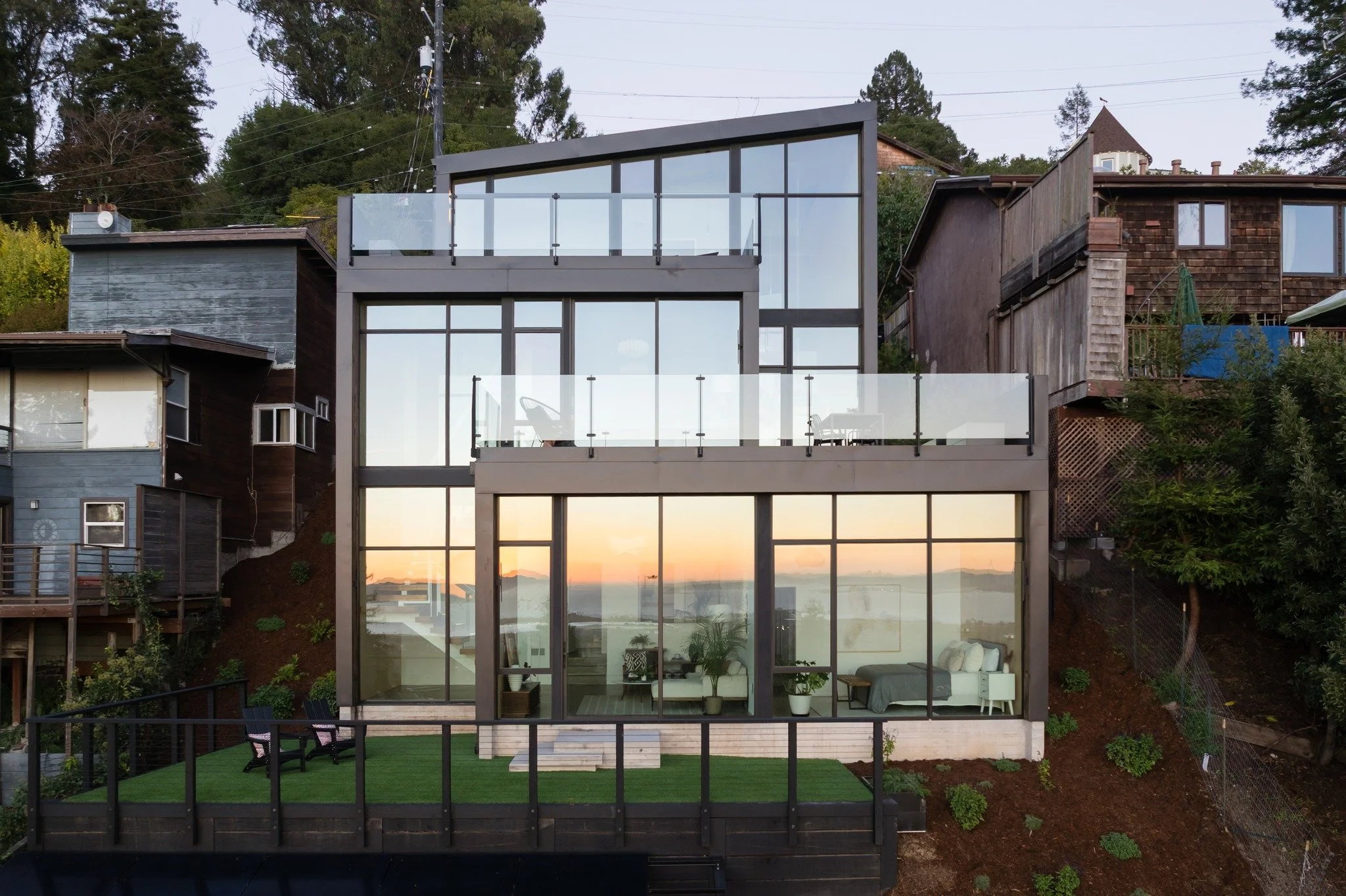 Fold House, the latest creation from the women architect-duo @artifactcollaborative, is a new construction home dramatically situated in the Berkeley Hills. Every west-facing window &amp; door frames an unparalleled 180-degree panorama of San Francis