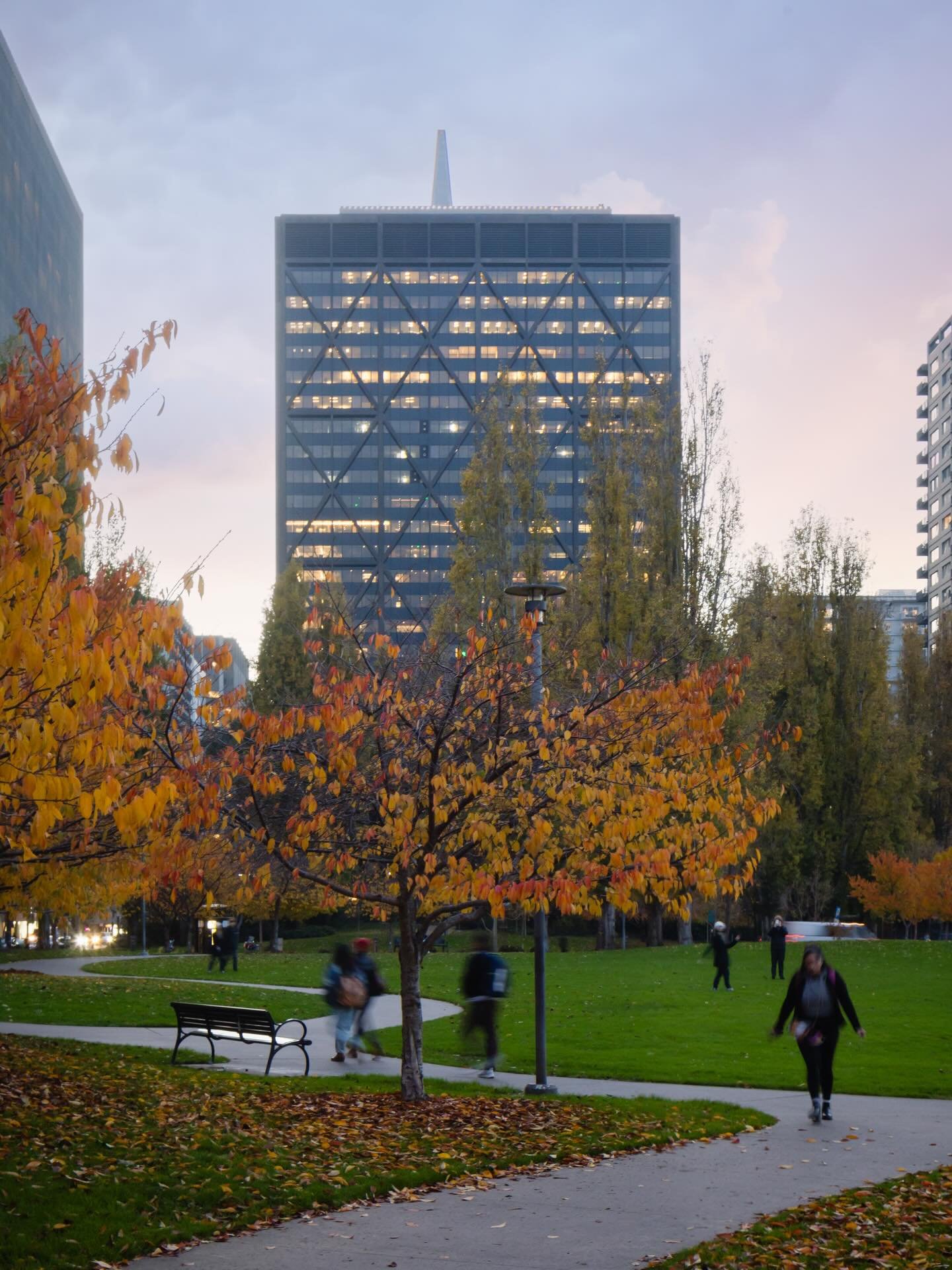 One Maritime Plaza in San Francisco has been a skyline highlight since it was completed in 1967. 

This highrise commercial building is one of many by @skidmoreowingsmerrill architects in San Francisco.

#OneMaritimePlaza #SanFranciscoArchitecture #S