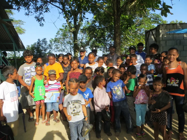 Children of Meten-Meer-Zorg with Guyana Foundation representatives. 