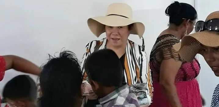 GF Trustee Mrs. Che Jian Ping distributing gifts to the children
