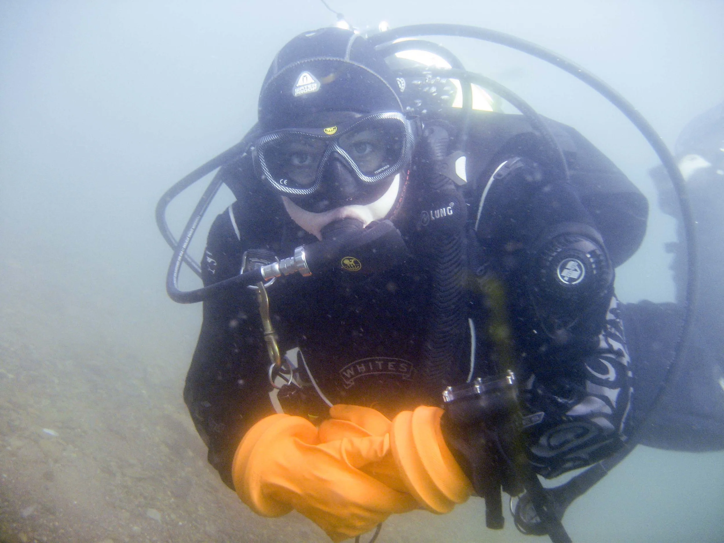 Just chillin. BTW, these orange chemical gloves as dry gloves totally rock! Still using the same pair I started off with last year (which is probably about 50+ dives). For less than 4 bucks, they were a good call.