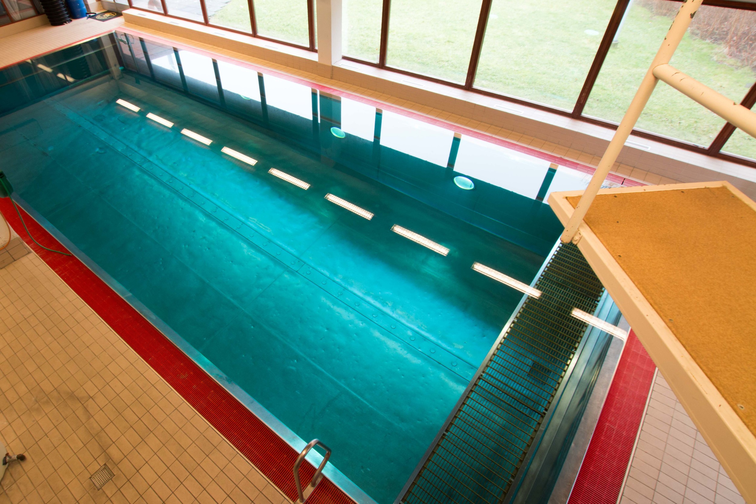 The stainless steel dive pool. To the right, that's a platform to jump from. That's right, a 10 foot high giant stride. Talk about nerve wracking!
