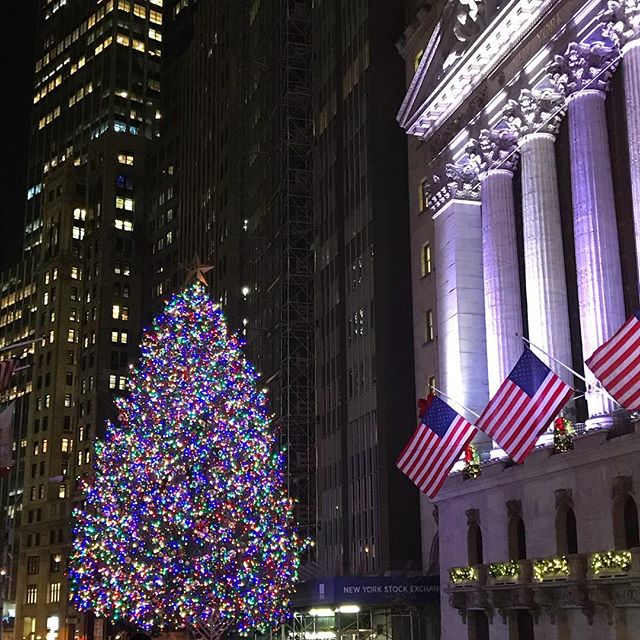 Wall Street Merriment ⭐️✨ 🎄 🌟💫20 days until Christmas!!