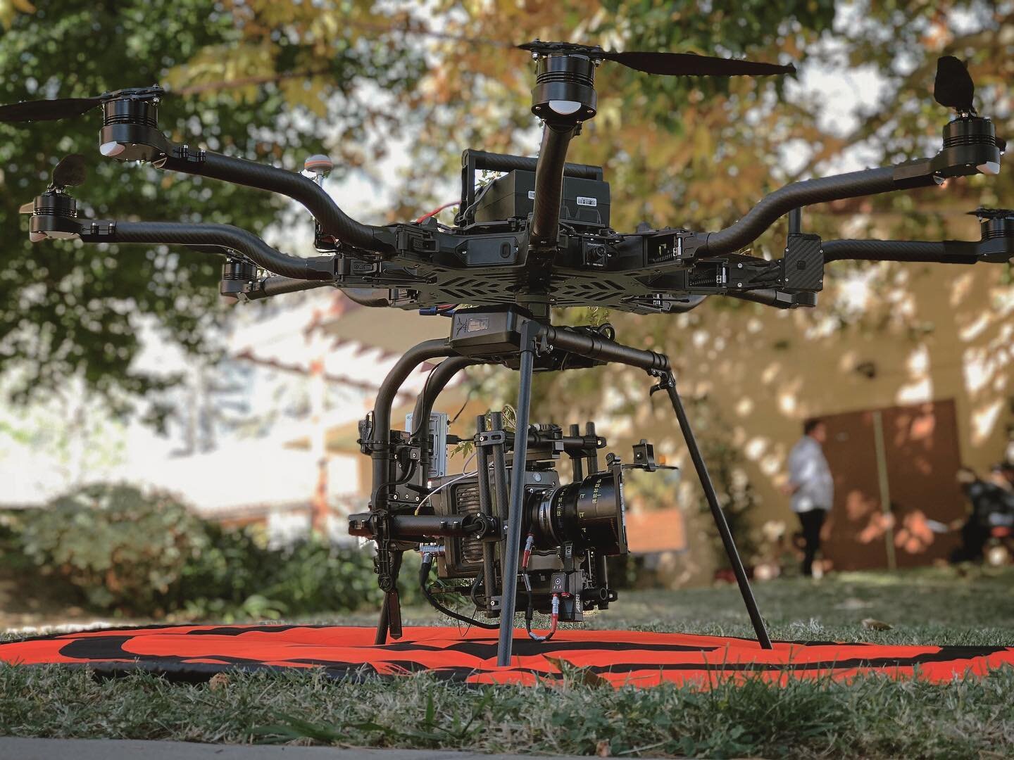 Heavy-lift drone flying Panavised Alexa mini #droneteam #gabedlp #dlpaerials #aerialcinematography #setlife #panavision #alta8 #dp #directorofphotography