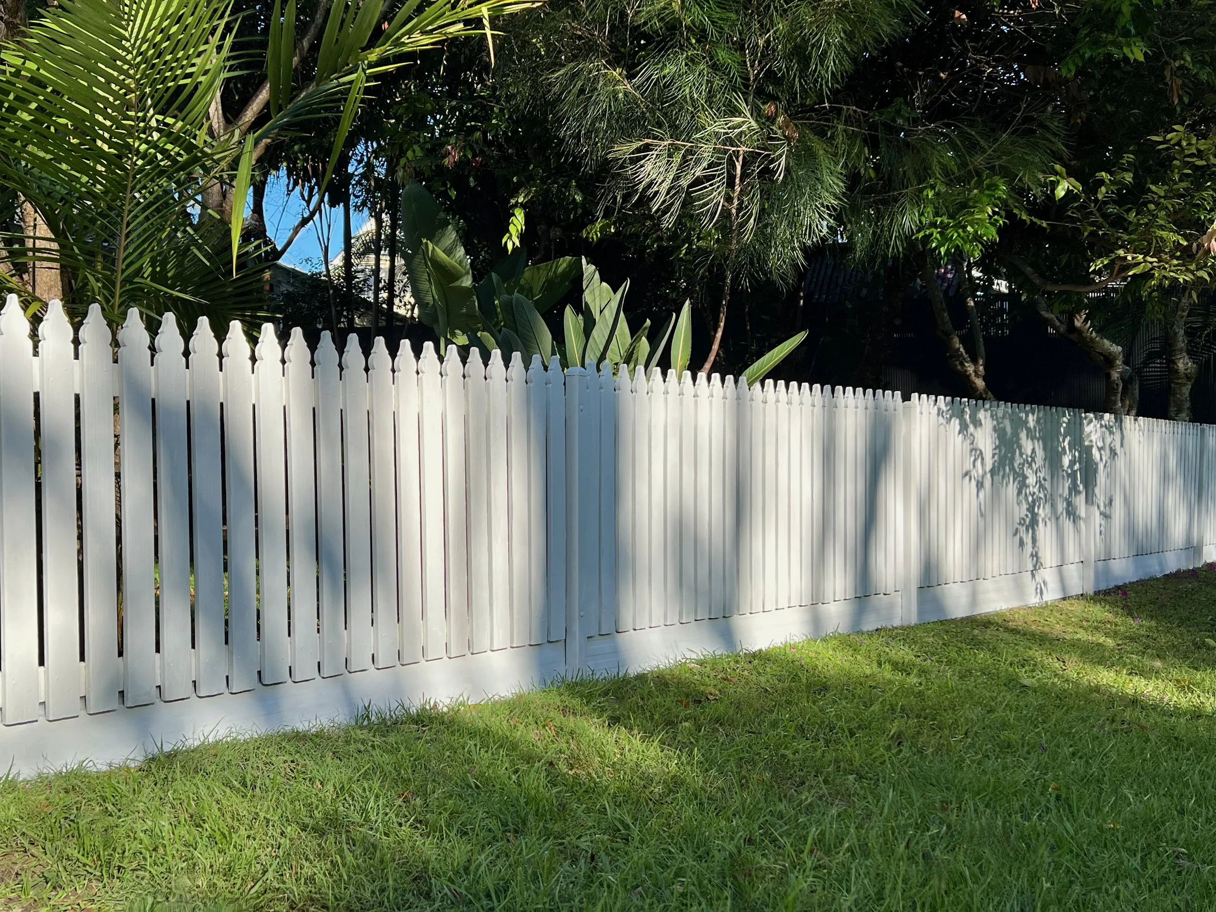 REPAINT A PICKET FENCE WITH MINIMUM EFFORT — Little Red Industries