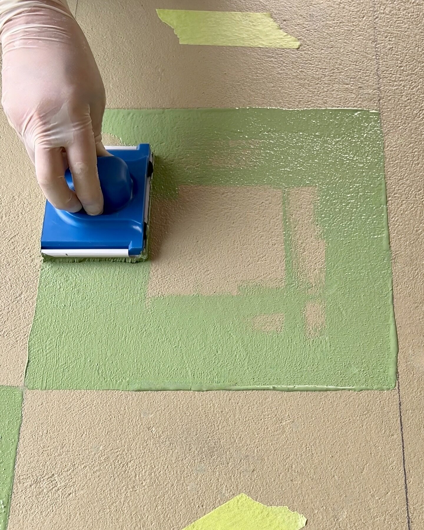 My #DIYtip for painting repetitive squares without using masking tape is to find a tool to help paint straight lines. I used an edger with a foam pad. ⁠
👉🏼 Did you see how I transformed the concrete floor of my old carport with these green chequers
