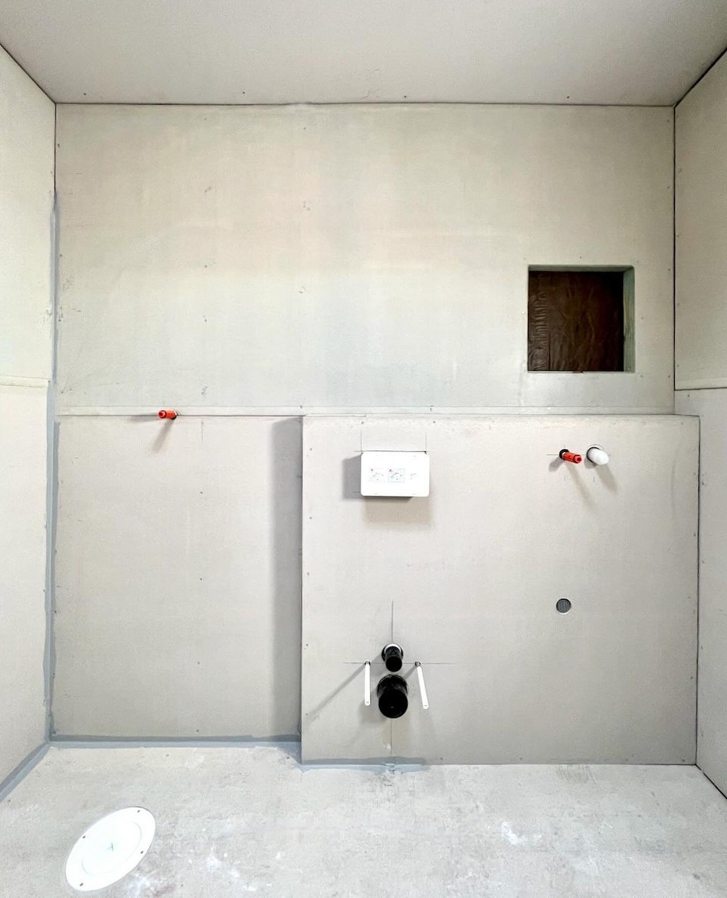 Each trade contributes to the layers of a bathroom. After the builder hung fibre cement Villaboard on the wall framing, the tiler got busy&hellip;⁠
&bull; To waterproof, they sealed along the joints and around pipes with bond-breaker tape, then appli