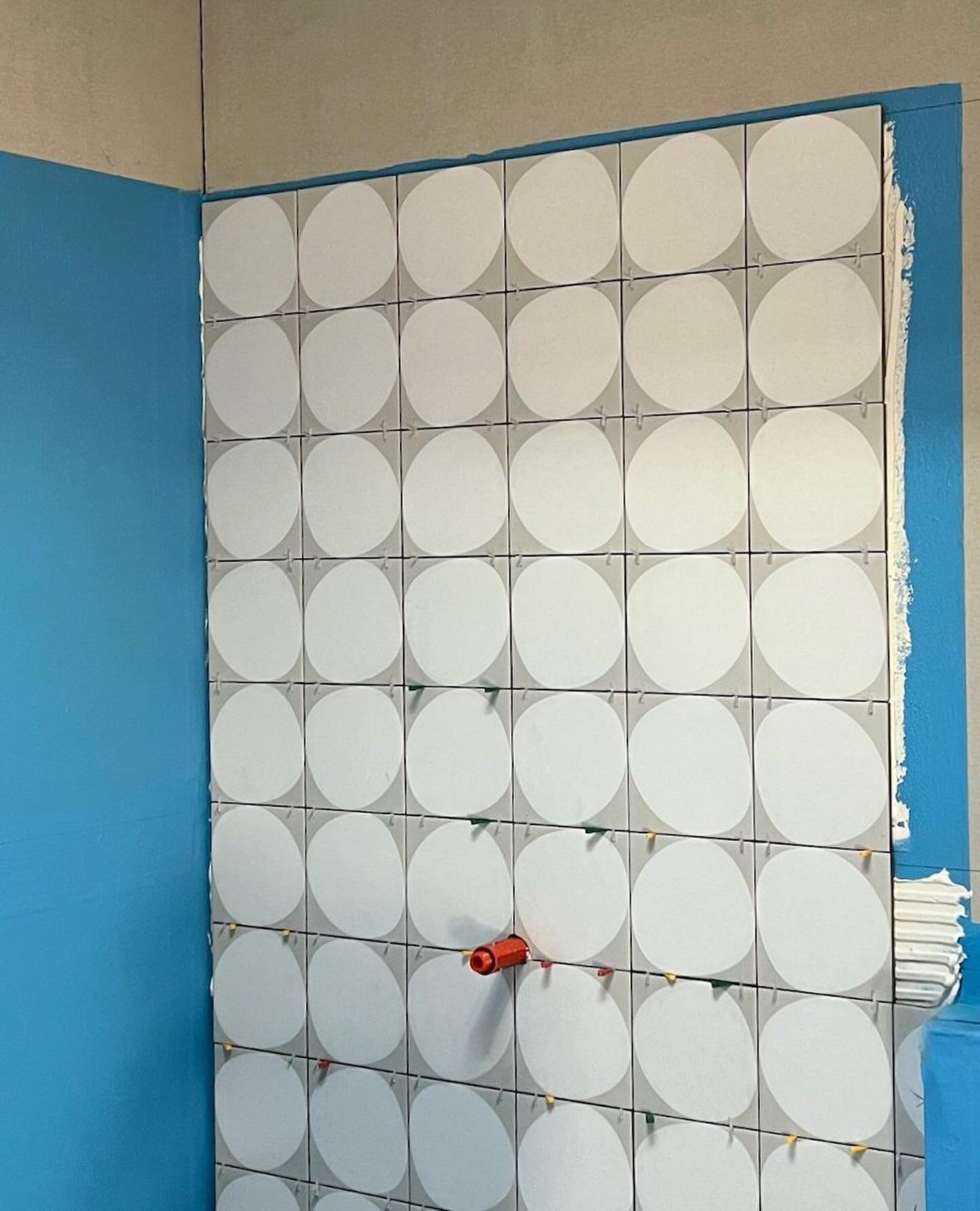 These fabulous Futura Drop White tiles from @dilorenzo_tiles are suitable for walls, floors and wet areas. The tiler lay them using @dunlopbuildingproducts SuperLite tile adhesive with flexible grout in Misty Grey, sealing the joints with matching co