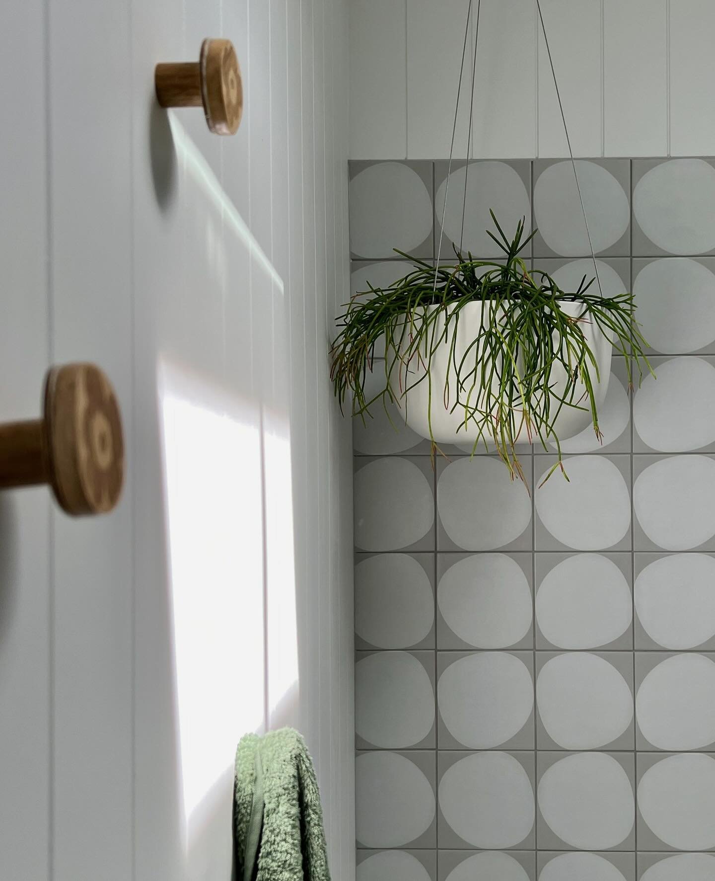 In my bathroom reno, I added DIY towel pegs made from @marimekkoaustralia chopstick rests (with my favourite logo). Light and ventilation from the skylight dries the towels quickly and provides the perfect environment for an @angusandceleste planter 