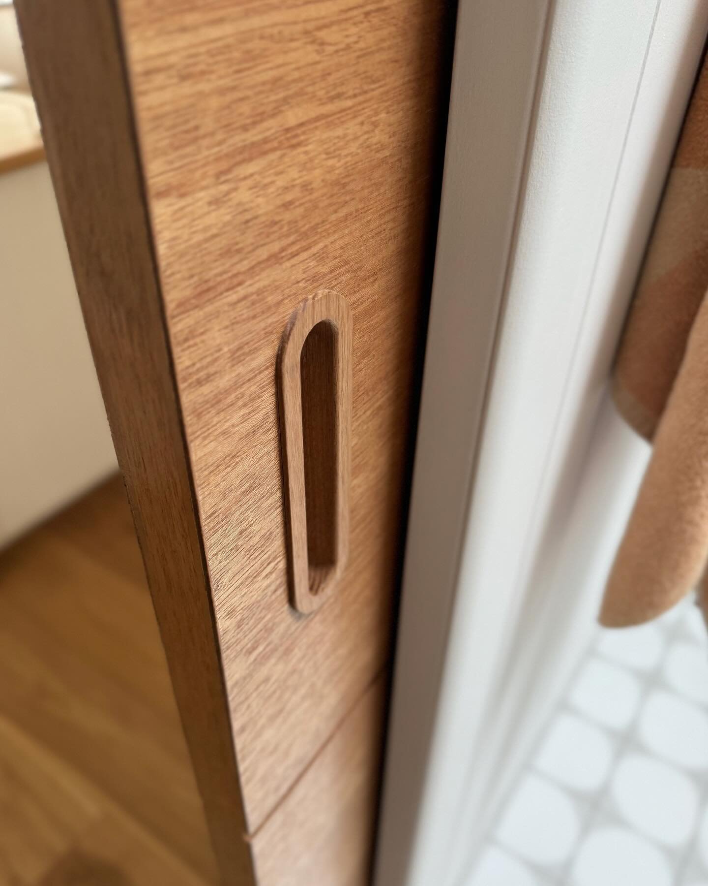 The final piece of my bathroom reno jigsaw is the @humedoors timber-veneer door with @auburnwoodturning flush pull handles. Swipe to see how they're installed and the framing works. ⁠I love how this turned out!⁠ ⁠
RENO TIP I picked up a @humedoors ca