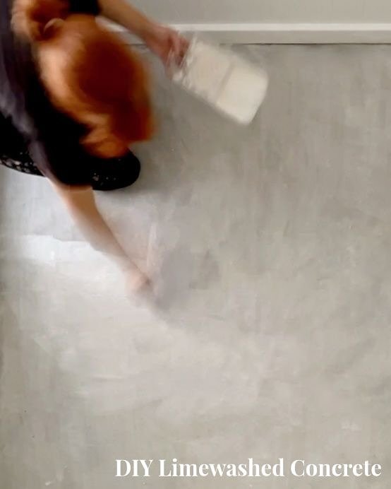 Did you see my DIY guide to limewashing a bare concrete floor? ⁠It&rsquo;s a super-fast, low-cost solution that&rsquo;s as easy as painting. The key is to use @bondall.au Bondcrete bonding agent with hydrated lime and sprinkle in @duluxavista white o