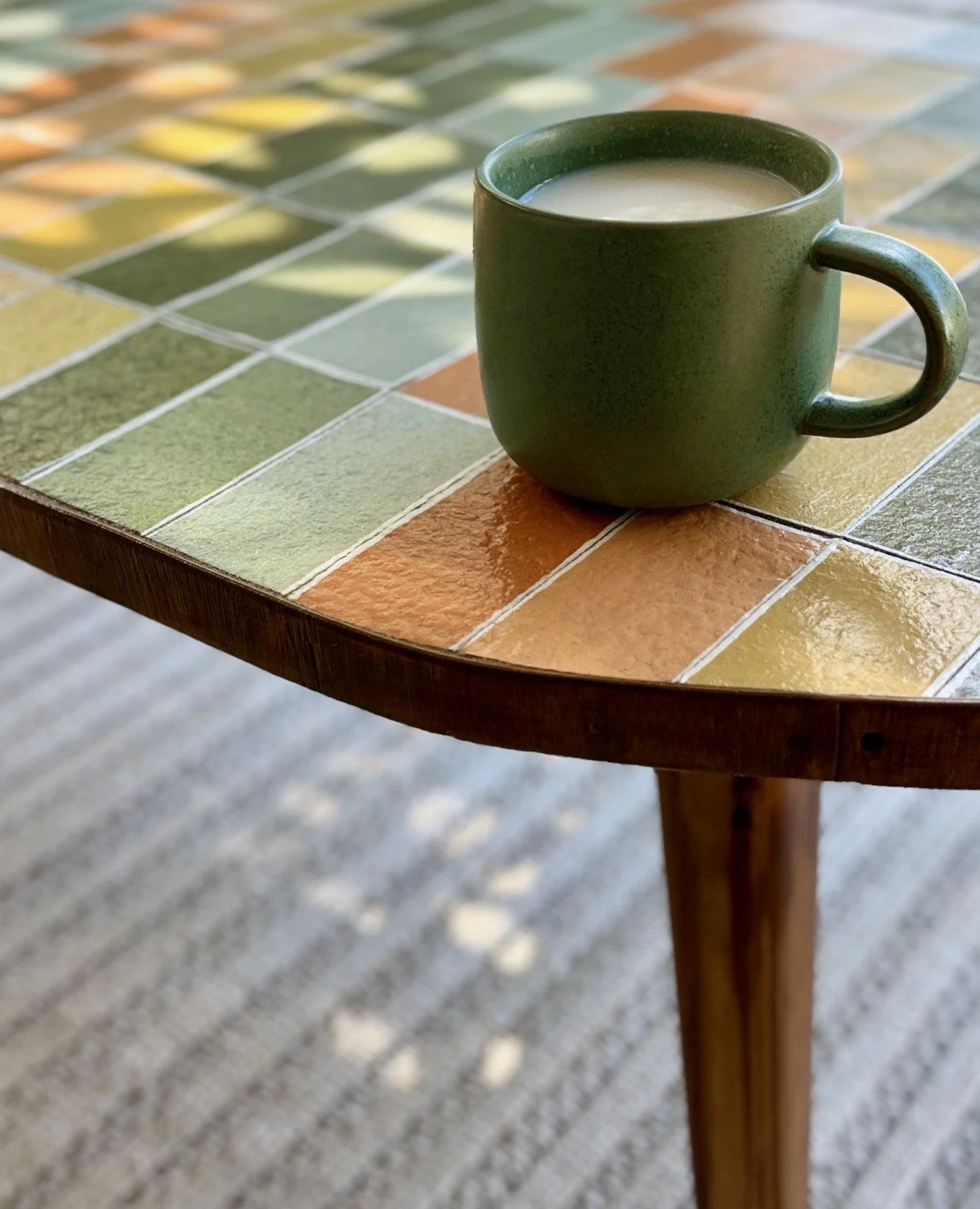 While my revamped coffee table gives midcentury vibes, it's also moisture and heat resistant. Would you believe the colourful tiled top is actually made from cork that cost just $20? 😏⁠
👉🏼 Click through my link in bio for the how-to DIY video.⁠
⁠

