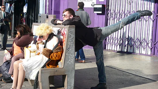 Making Sense of Himself as an Institution-less Artist