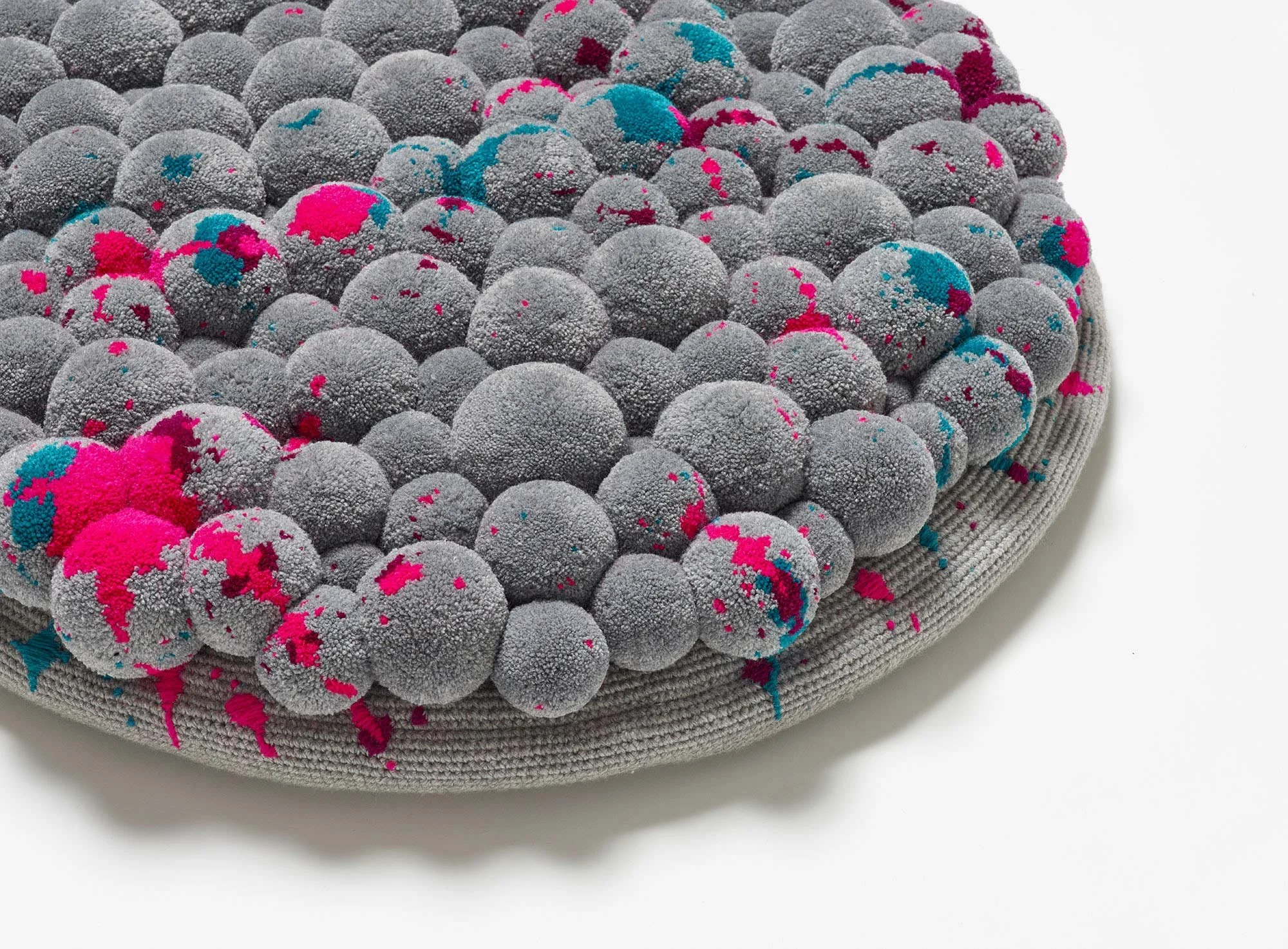 Pompon floor cushion splashes detail-3