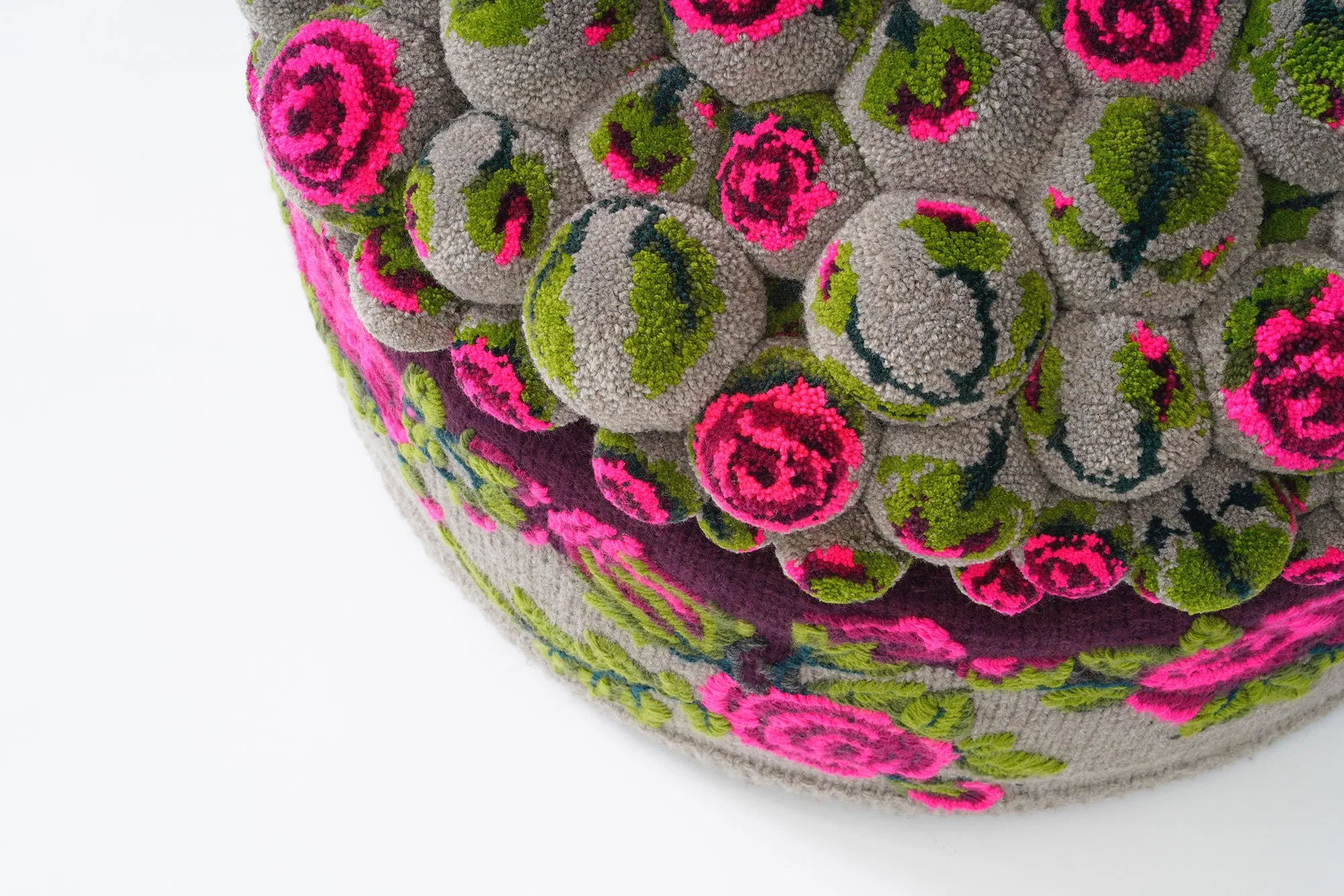 Pouf roses -closeup-pompon2