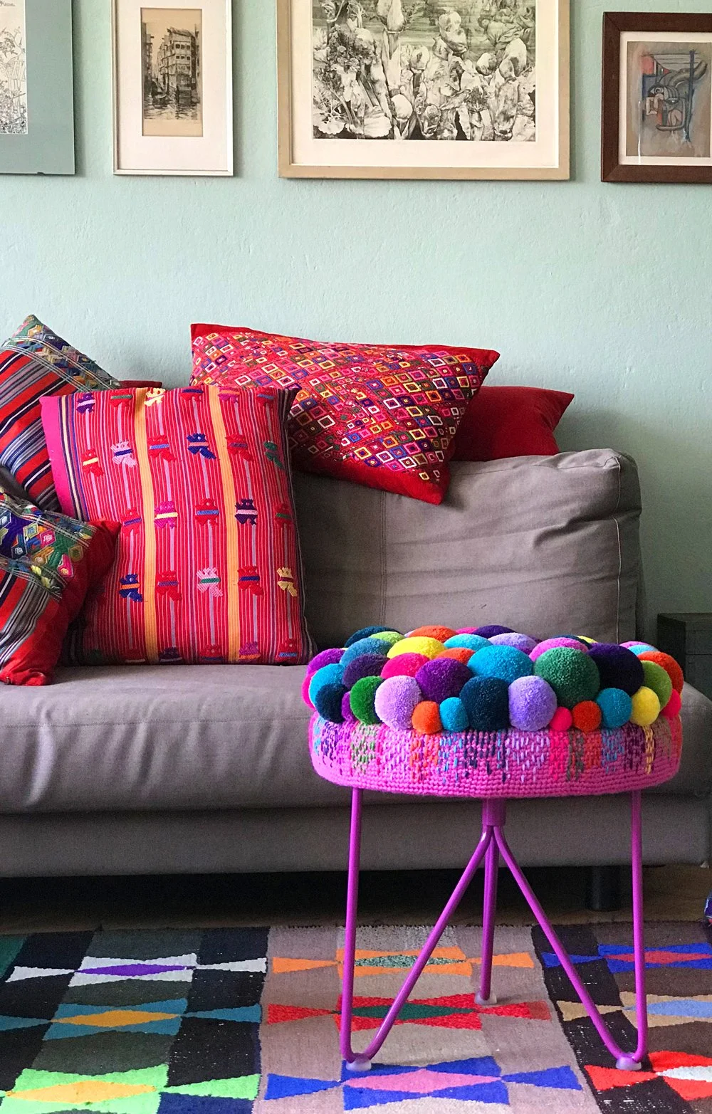 pompon stool hairpin image